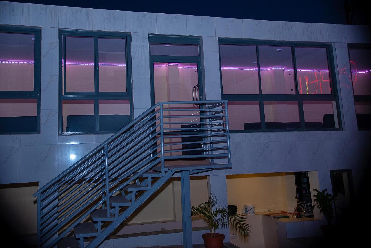 איקג'ה Hotel Capitol מראה חיצוני תמונה