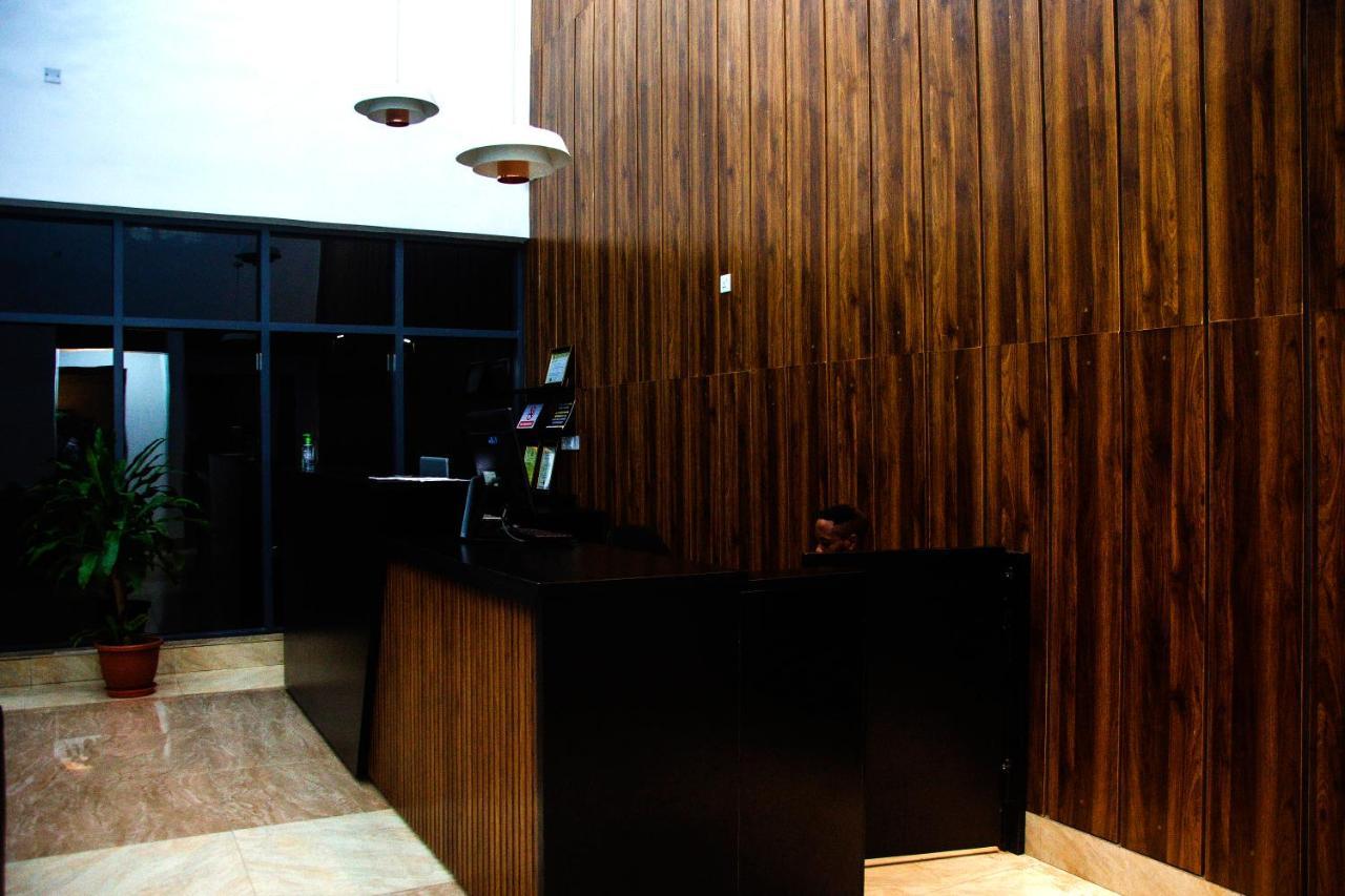 איקג'ה Hotel Capitol מראה חיצוני תמונה