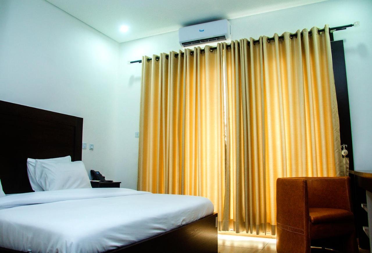 איקג'ה Hotel Capitol מראה חיצוני תמונה
